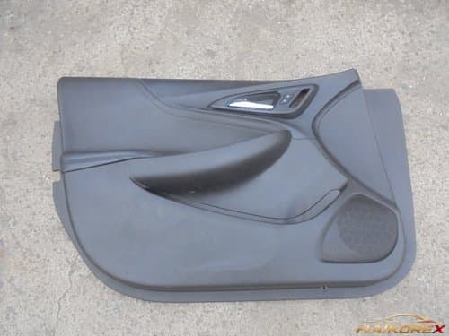 Обивка двери передней левой (водителя) Chevrolet Malibu (New) 84605641