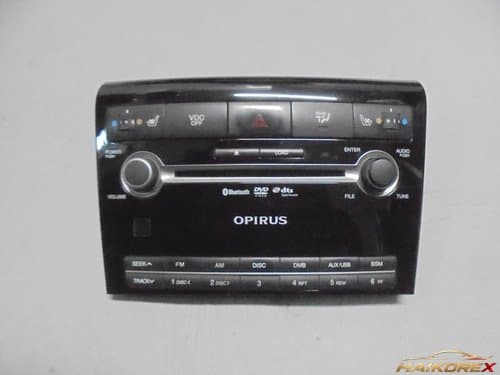 Передняя панель автомагнитолы Opirus Premium (965603F20099) с дисплеем и кнопками управления обогревом