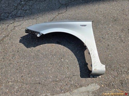 Переднее крыло водителя Kia Carens New с повторителем поворота (сигнал)