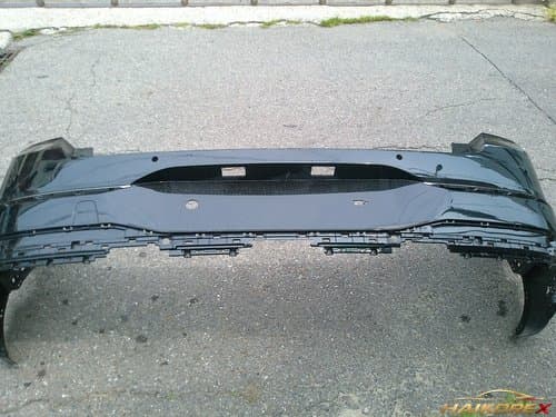 Накладка верхняя заднего бампера Genesis GV80 86610T6500/86611T6500 с 6 отверстиями под датчики, класс B (царапины, потертости)