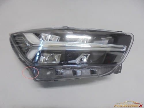 Фара LED правая (пассажирская сторона) Volvo XC40 5-контактная 31655982 класс C (повреждение кронштейна)