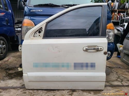 Дверь Sorento передняя левая (водительская) C-класс с вмятинами и царапинами