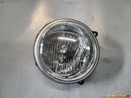 Передняя фара правая Jeep Cherokee 3 поколение 2003 C класс (повреждение крепежа)