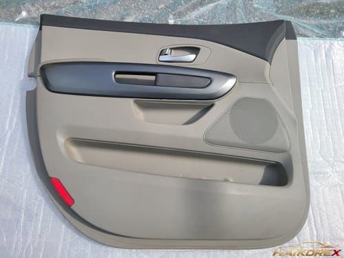 Обивка двери передней левой (водителя) Kia Carnival