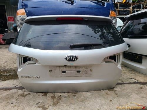 Задняя дверь (люк) Kia Sorento R New с спойлером