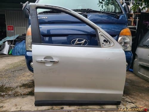 Дверь передняя правая (пассажирская) Hyundai Santa Fe CM старого образца 05-09 с нижним молдингом
