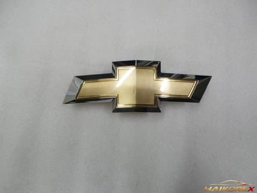 Эмблема решетки радиатора Chevrolet Malibu P23131644, класс B (царапины)