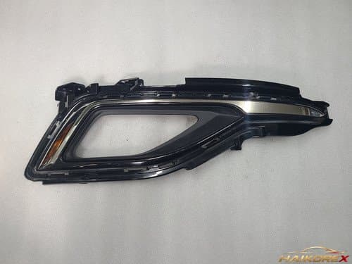 Накладка противотуманной фары бампера Hyundai Sonata LF правая 86526C1100 глянцевая
