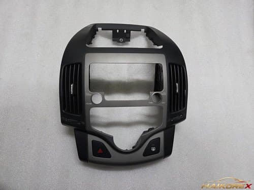Панель центральная (дефлектор воздухозаборника) Hyundai i30 U05F0548