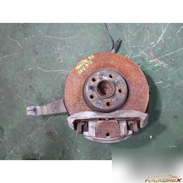 BMW 740Li 2014 — передний поворотный кулак правый