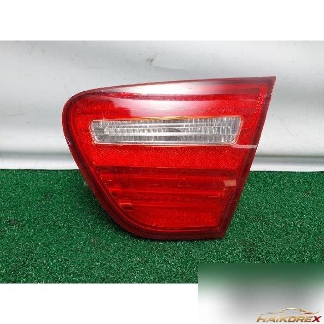 Hyundai Avante 2009 — накладка крышки багажника правая с фонарём подсветки номера
