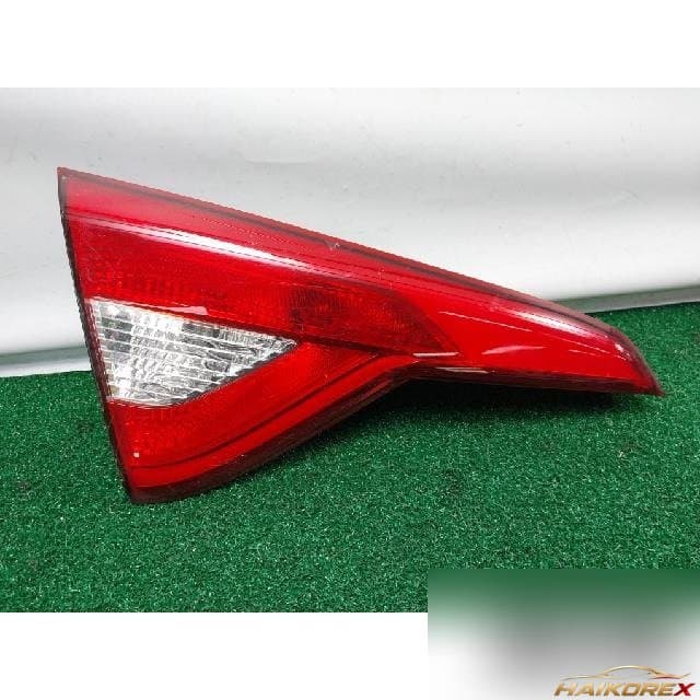 Hyundai Sonata 2015 — накладка крышки багажника левая с подсветкой номера