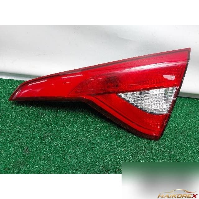 Hyundai Sonata 2015 — накладка крышки багажника правая с фонарём подсветки номера 92404-C1250