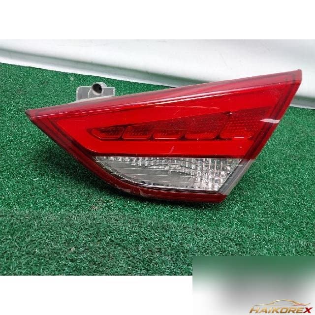 Hyundai Sonata YF The Brilliant 2014 — накладка крышки багажника правая (с фонарём номера)
