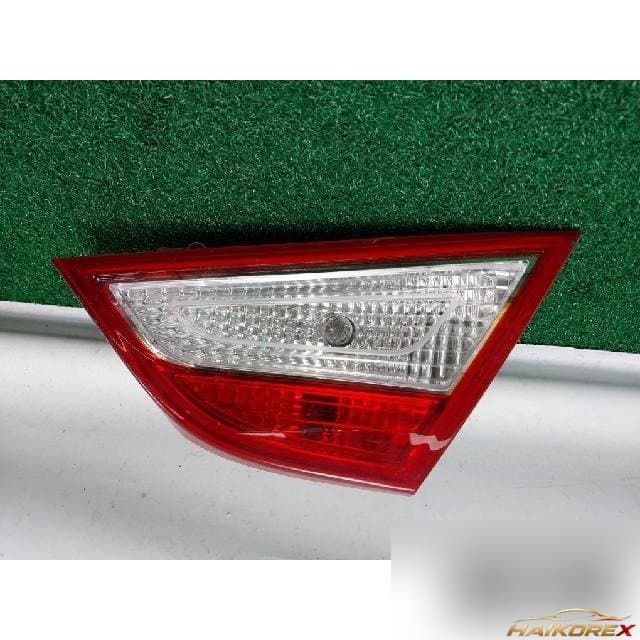 Hyundai Sonata YF 2012 — накладка крышки багажника правая с фонарём 92404-3S0
