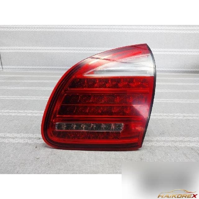 Porsche Cayenne 2012 — накладка крышки багажника правая 7P5945094