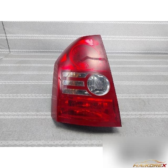 Chrysler 300C 2006 — задний фонарь левый
