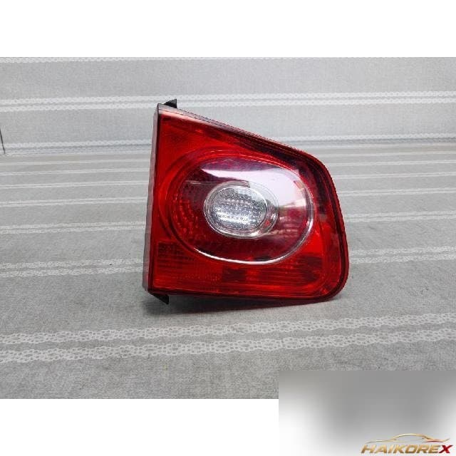 Volkswagen Tiguan 2009 — накладка крышки багажника левая 5N0 945 093 B
