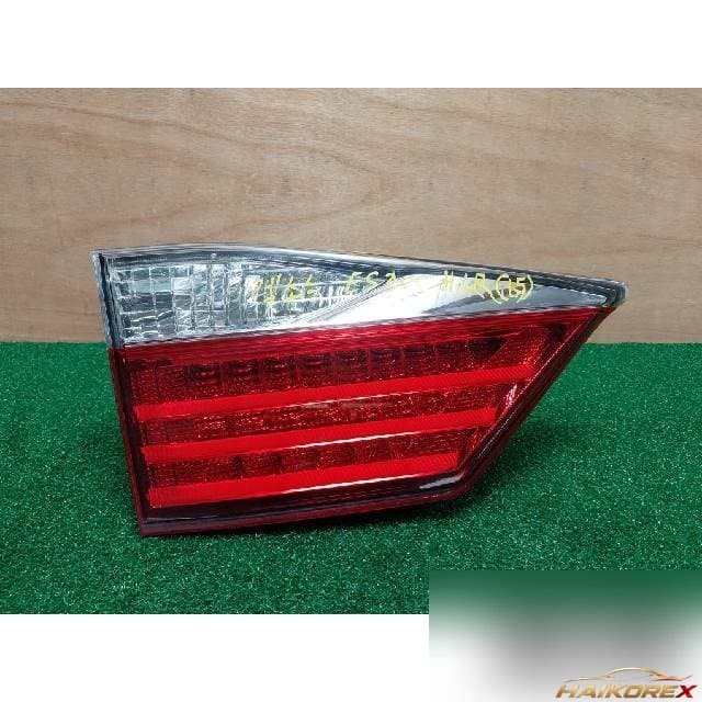 Lexus ES 300h 2015 — накладка крышки багажника левая 8159133230