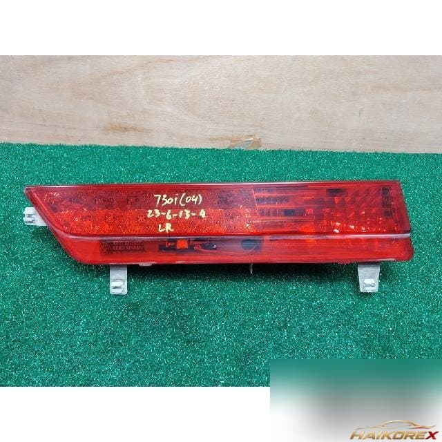 BMW 730i 2004 — накладка крышки багажника левая (с фонарём подсветки номера) 63218379689