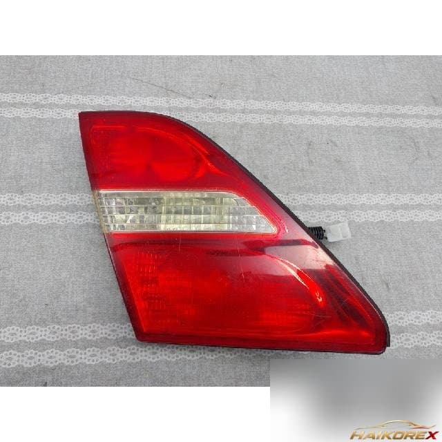Lexus LS 430 2003 — накладка крышки багажника левая с фонарём подсветки номера