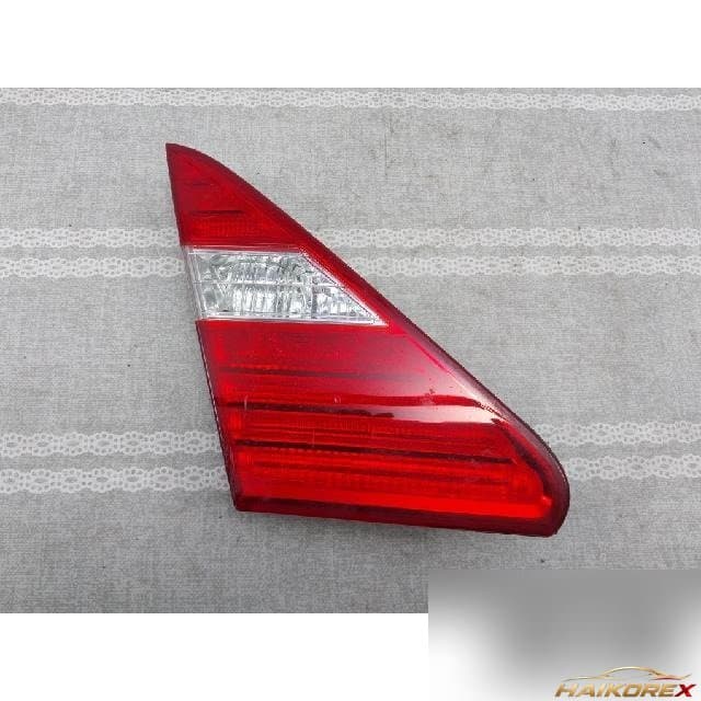 Lexus LS 430 2005 — накладка крышки багажника левая