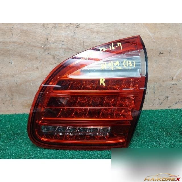Porsche Cayenne 2013 — накладка крышки багажника правая (с фонарём) 7P5945094M