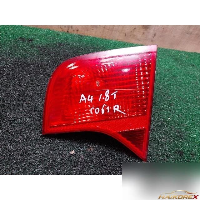 Audi A4 1.8 TFSI 2006 — накладка крышки багажника правая с фонарём подсветки номера 965038-02