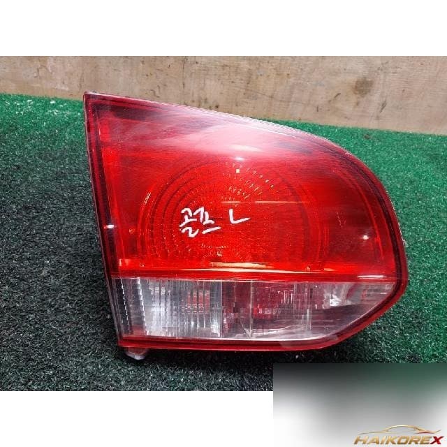 Volkswagen Golf 2011 — накладка крышки багажника левая с фонарём 5K0 945 093 G