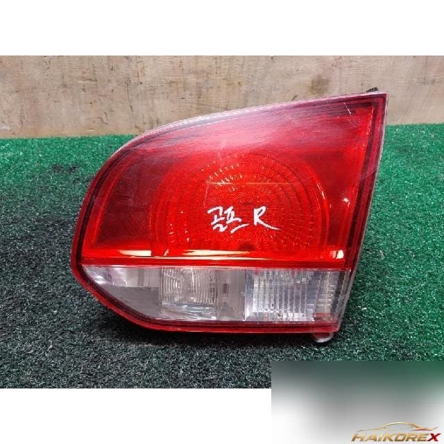 Volkswagen Golf 2011 — накладка крышки багажника правая с фонарём 5K0 945 094 G