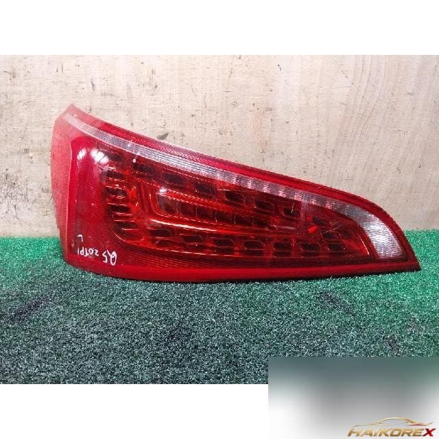 Audi Q5 2011 — накладка крышки багажника левая