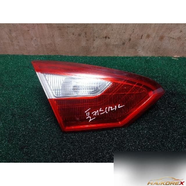 Ford Focus 2012 — накладка крышки багажника левая