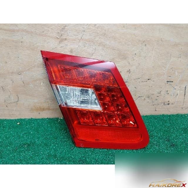 Mercedes-Benz E300 Elegance 2011 — накладка крышки багажника левая A2128200764
