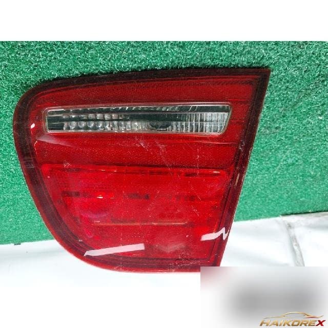 Hyundai Avante 2009 — накладка крышки багажника с фонарём подсветки номера правая