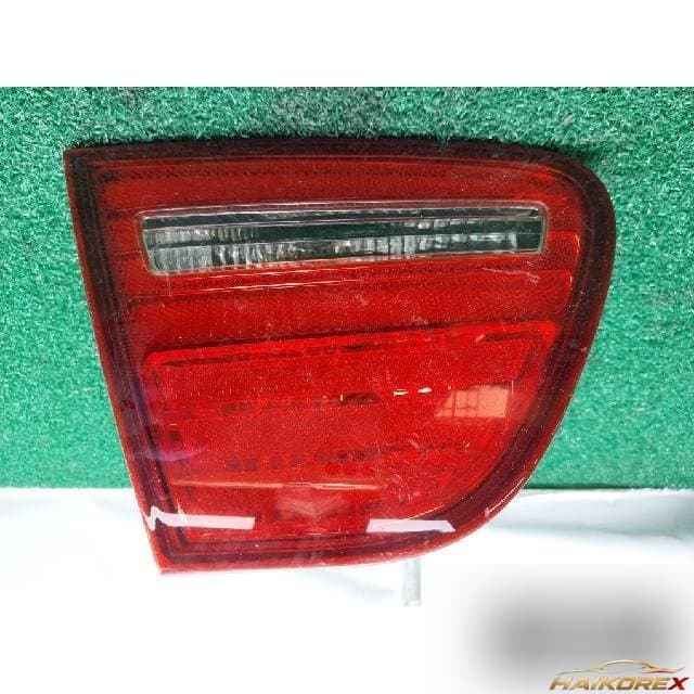 Hyundai Avante 2010 — накладка крышки багажника левая с фонарём подсветки номера 92403-2H0