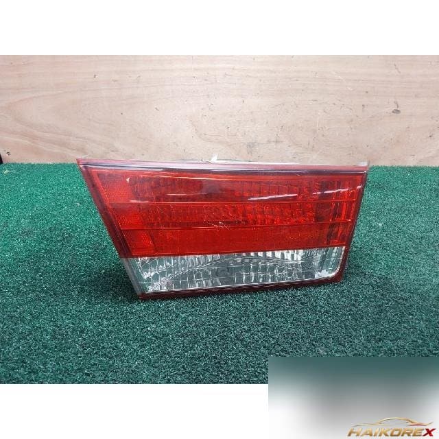 Hyundai NF Sonata Transform 2010 — накладка крышки багажника левая (с подсветкой номера) 92403-3K0