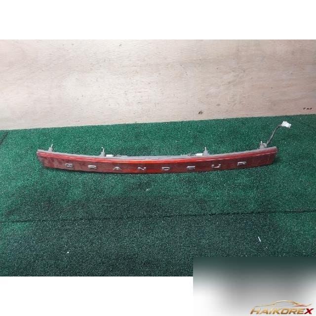Hyundai Grandeur 2007 — накладка крышки багажника левая 87360-3L020