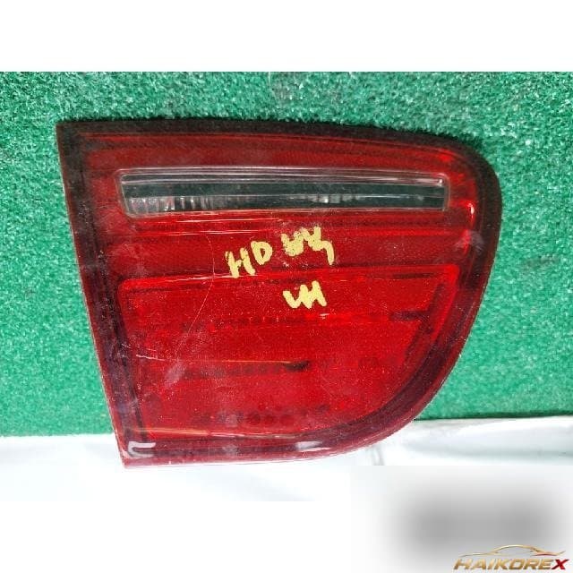 Hyundai Avante 2009 — накладка крышки багажника левая с фонарём подсветки номера