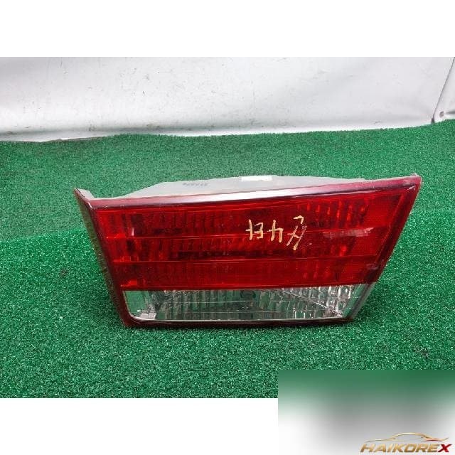 Hyundai Sonata 2006 — накладка крышки багажника правая с фонарём