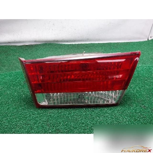 Hyundai Sonata 2006 — накладка крышки багажника правая (со светом номера)
