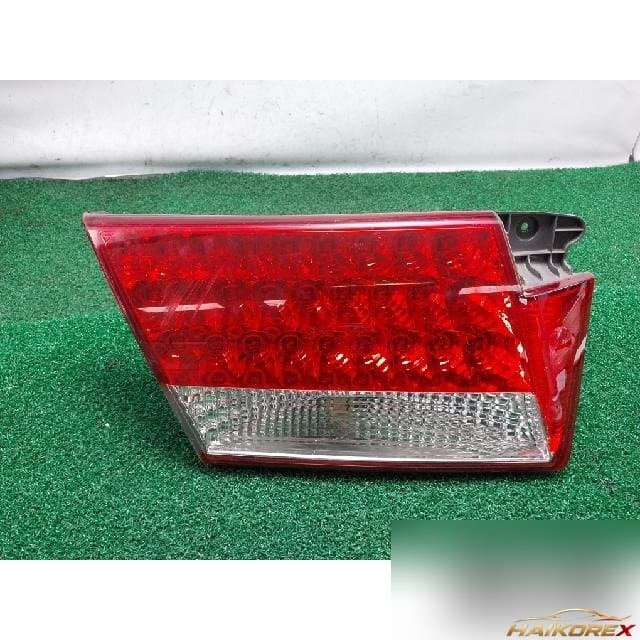 Hyundai Grandeur 2006 — накладка крышки багажника левая с фонарём подсветки номера