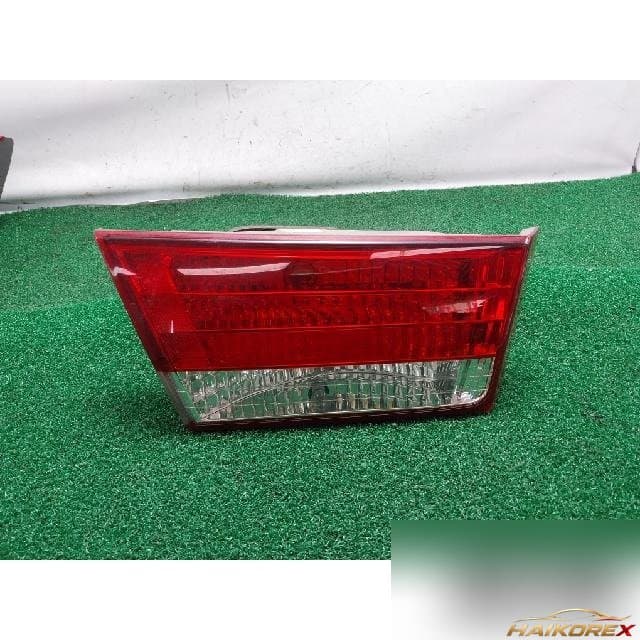 Hyundai Sonata 2007 — накладка крышки багажника левая (с подсветкой номера)