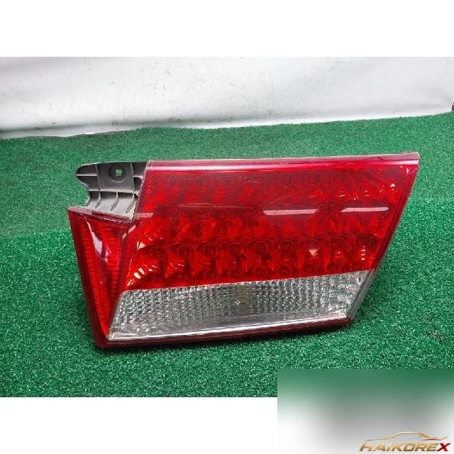 Hyundai Grandeur 2006 — накладка крышки багажника с фонарём подсветки номера, правая
