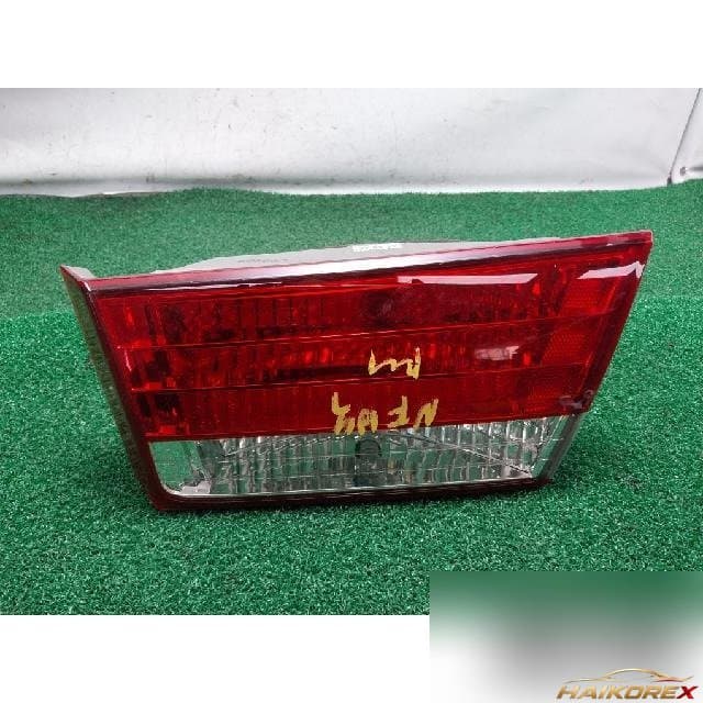 Hyundai Sonata 2006 — накладка крышки багажника правая с фонарём
