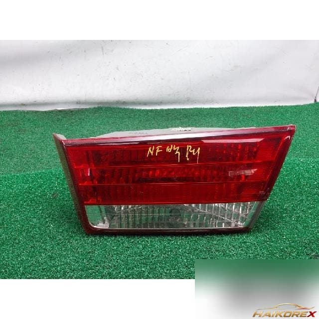 Hyundai Sonata 2006 — накладка крышки багажника правая с фонарём подсветки номера