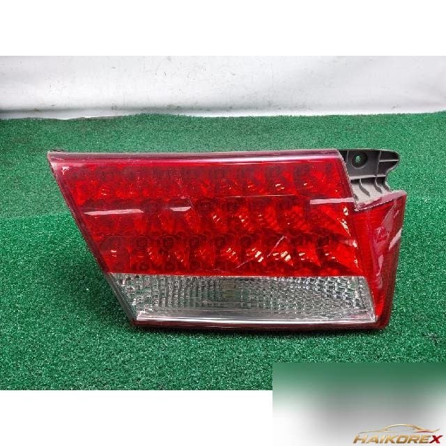Hyundai Grandeur 2006 — накладка крышки багажника левая с подсветкой номера