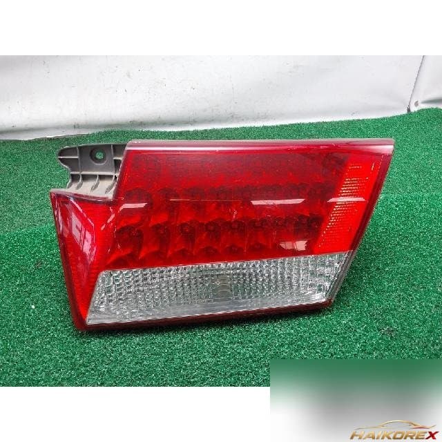 Hyundai Grandeur 2006 — накладка крышки багажника правая с подсветкой номера