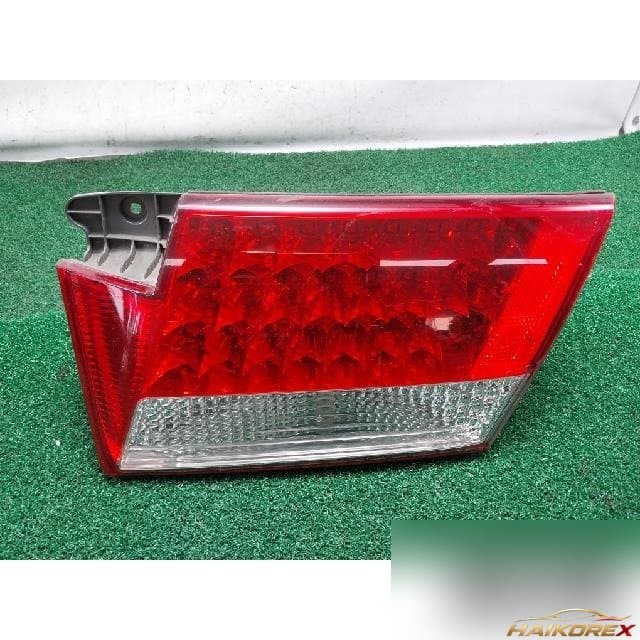 Hyundai Grandeur 2006 — накладка крышки багажника с фонарём, правая