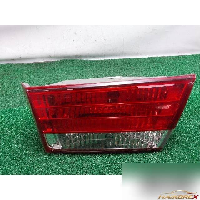 Hyundai Sonata 2006 — накладка крышки багажника с фонарём правая