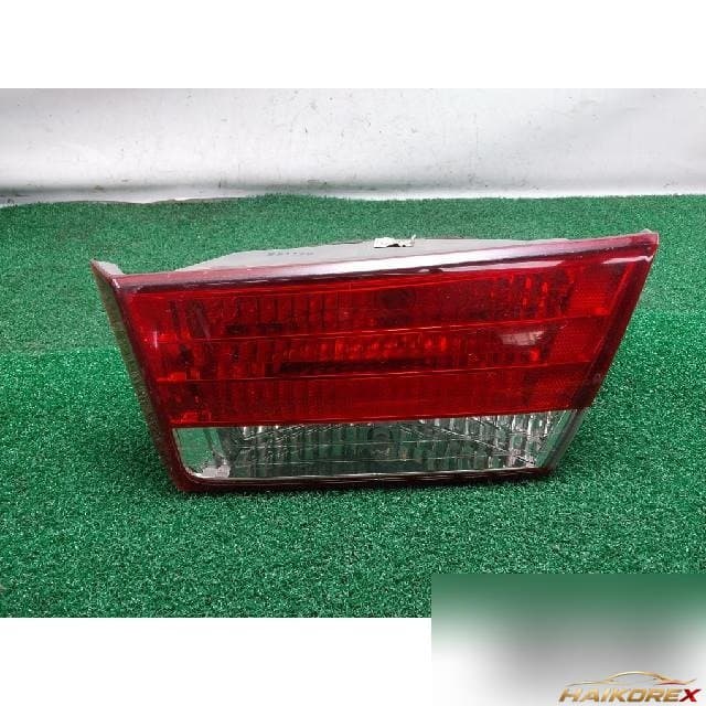 Hyundai Sonata 2005 — накладка крышки багажника с фонарём подсветки номера правая